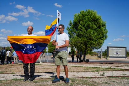 Simpatizantes de la oposición venezolana esperan a González Urrutia, en la puerta de la base aérea de Torrejón de Ardoz (Madrid), el 8 de sesptiembre. 