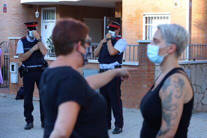 Varias personas se concentran ante un inmueble que había sido ocupado en Pallejà (Barcelona).