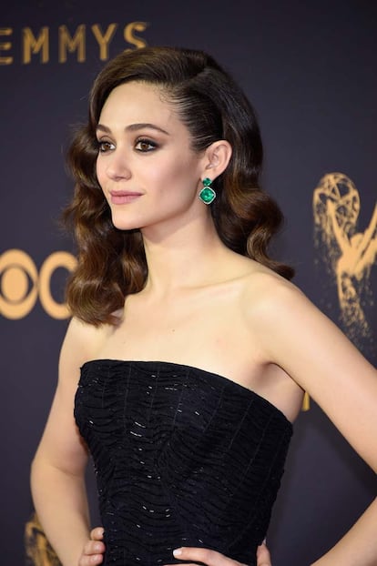 Emmy Rossum a su llegada a los Premios Emmy.