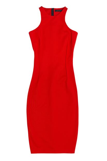 Este vestido de color rojo intenso, con cuello caja sin mangas es de Zara. (39,95 euros)