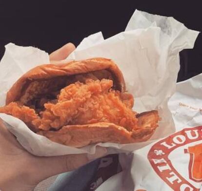 Muchos de los afortunados que probaron el sándwich de pollo de Popeyes compartieron este hito en sus redes sociales. Porque aguantar el tráfico que se generaba en torno a los restaurantes solo tiene sentido cuando tus seguidores son conscientes de tu proeza.