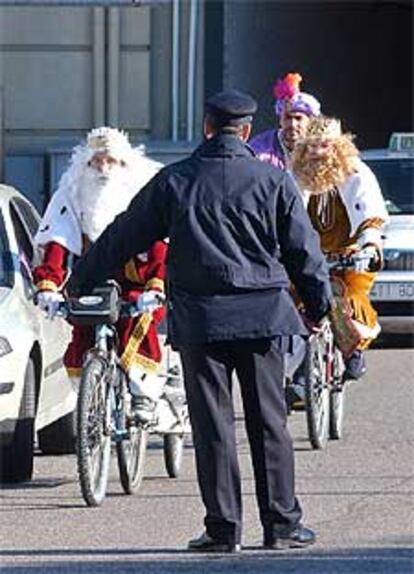Los Reyes Magos han llegado a La Moncloa en bicicleta para llevar un mensaje de Amnistía Internacional.