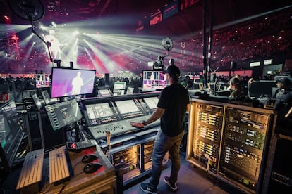 El técnico de sonido, durante el tour de Maluma en México.