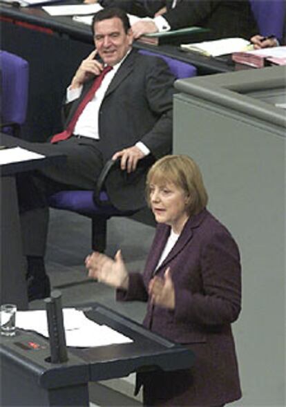 Angela Merkel habla en el Bundestag en presencia de Schröder.