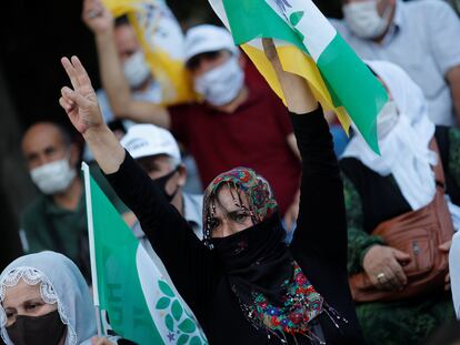 Una simpatizante del HDP hace el signo de la victoria durante una marcha por la democracia organizada por el partido el pasado junio.