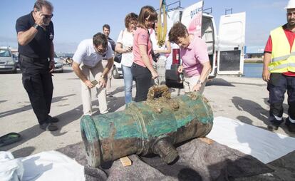 El obús de 1801, bien conservado, es rescatado de las aguas del Puerto de Cádiz.