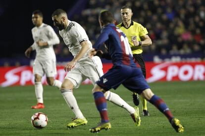 Benzema corre con el balón por delante de Morales, durante el partido de este domingo.