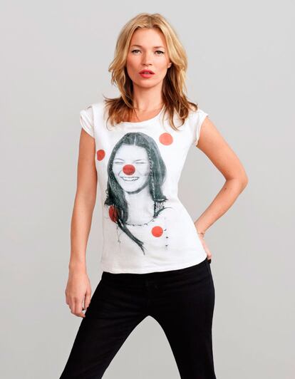 Kate Moss posó con esta camiseta en la que aparece ella misma unos cuantos años atrás. Es uno de los diseños de la colección solidaria para el Día de la Nariz Roja de Stella McCartney.