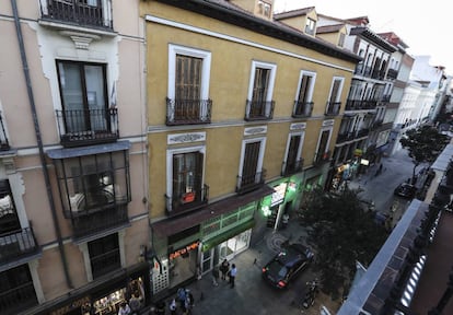 Fachada del número 15 de la calle del Príncipe (Centro), en el que fueron precintados pisos turísticos en el año 2019.