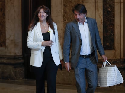 La presidenta de JxCat, Laura Borràs, y el diputado Francesc de Dalmases, en los pasillos del Parlament.