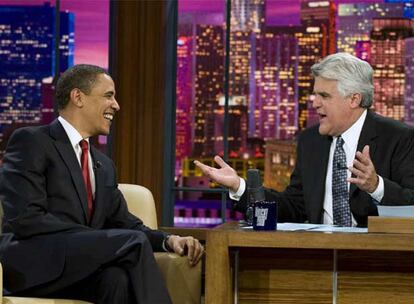 Pese a los primeros problemas y el terremoto económico, la popularidad de Obama no decae. Se convierte en el primer presidente en acudir a un 'show' nocturno de humor. En la imagen, sonríe junto al famoso presentador Jay Leno.