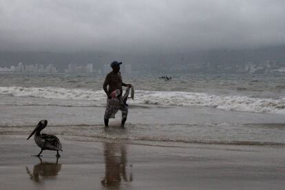 Un pescador camina por las playas de Acapulco en el estado mexicano de Guerrero.