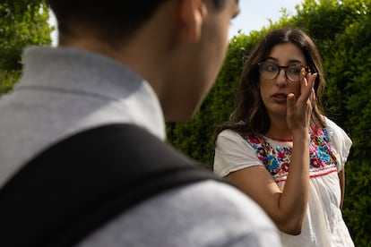 Lorena Reynoso, visiblemente emocionada, volvió a ver un vídeo en redes sociales sobre la redada migratoria dirigida contra la familia de uno de sus alumnos.