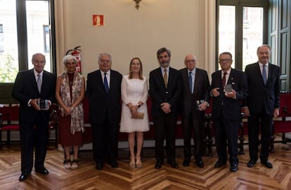 De izquierda a derecha, Miquel Roca Junyent, María José Segarra, Juan José González Rivas, Ana Pastor, Carlos Lesmes, José Pedro Pérez Llorca, Miguel Herrero y Rodríguez de Miñón y Juan Carlos Estévez.