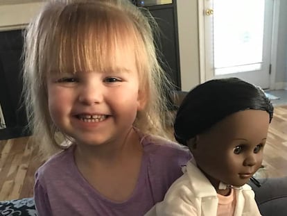 Sophia e sua boneca nova. Foto publicada no Facebook por Brandi Benner.