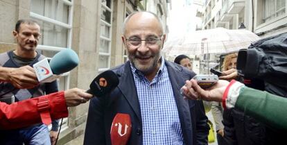 Corruption suspect Francisco Rodr&iacute;guez talks to reporters in Ourense.