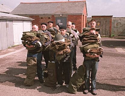 Participantes en <i>Lads Army</i> forman con sus equipajes.