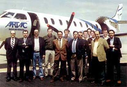 Camacho (primero por la derecha) y sus 13 invitados a la final de la Copa de Europa de 2000 en París, junto al avión que salió un día antes de Madrid.
