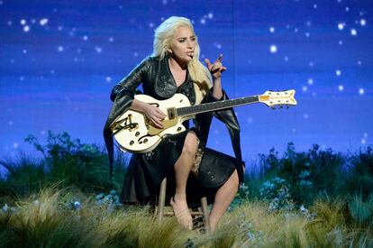 La cantante Lady Gaga durante su actuación en el Microsoft Theater de Los Angeles, California.