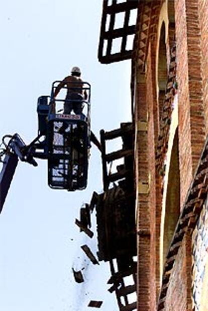 Un operario trabajando ayer desde una grúa en la demolición de Las Arenas.