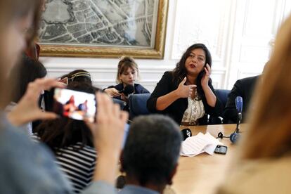 La periodista Sandra Muller en una rueda de prensa en París el pasado 25 de septiembre.