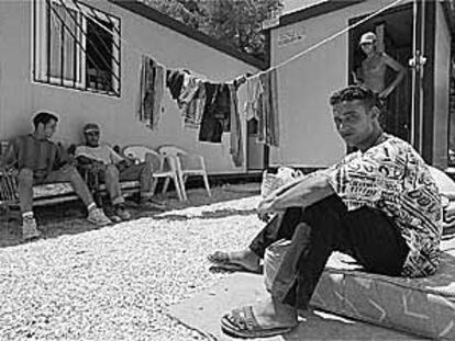 Trabajadores inmigrantes en una urbanización de Benitatxell, el pasado julio.