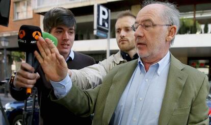 Rodrigo Rato regresa a su domicilio, en Madrid.