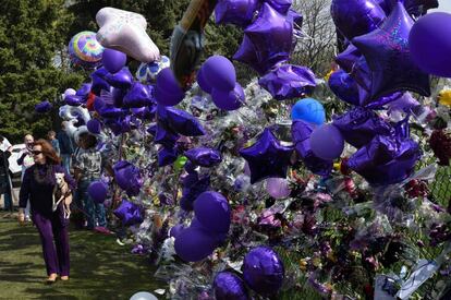 Globos violentas en recuerdo al cantante de 'Purple Rain' a las afueras de su mansión de Paisley Park, en Minneapolis