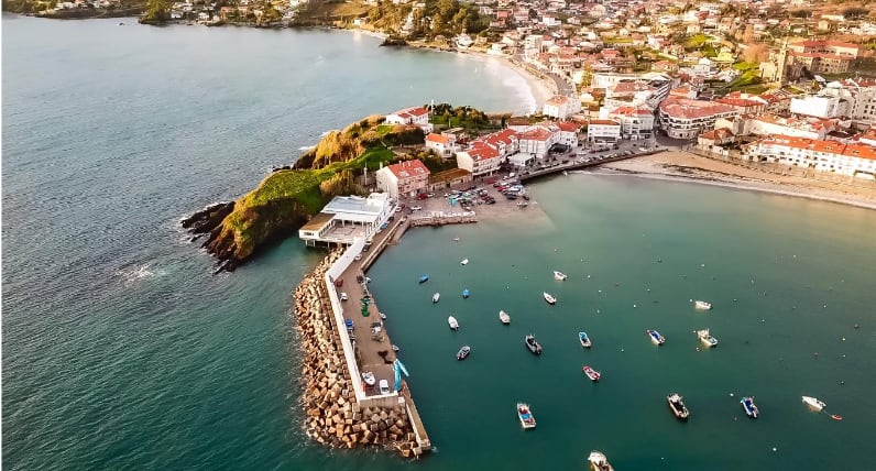 Localidad de Panxón (Nigrán), con el puerto y los edificios adosados al lugar del hallazgo del mosaico.