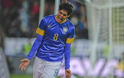 Kaká celebra su gol a Japón