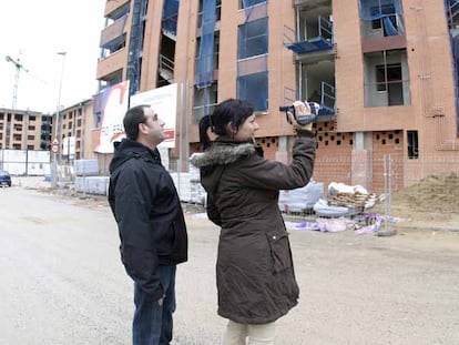 Una pareja contempla las obras de su piso en San Sebastián de los Reyes (Madrid).