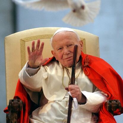 Juan Pablo II, en abril de 2003, en la plaza de San Pedro del Vaticano.