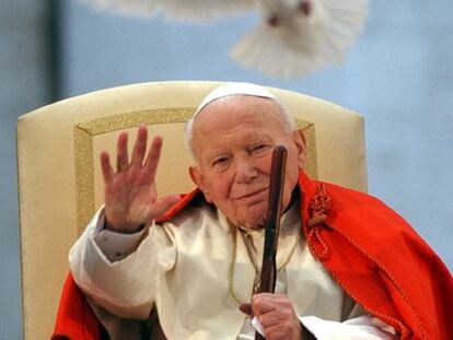 Juan Pablo II, en abril de 2003, en la plaza de San Pedro del Vaticano.