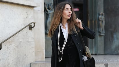 Una mujer caminando por la calle.