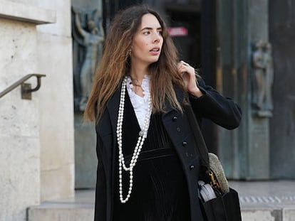 Una mujer caminando por la calle.