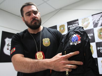 El detective Arthir Lopes con una prenda decomisada a un grupo neonazi en Santa Catarina, Brasil, el 24 de abril 2023.