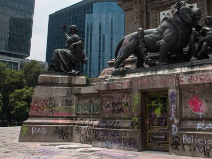 Pintas contra la violencia machista en el Ángel de la Independencia de la Ciudad de México.