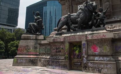 Pintas contra la violencia machista en el Ángel de la Independencia de la Ciudad de México.