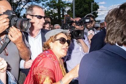 
Mercedes, tratando de llamar la atención del alcalde José Luis Martínez Almeida  frente a la Ermita del Santo en la feria de San Isidro. 
