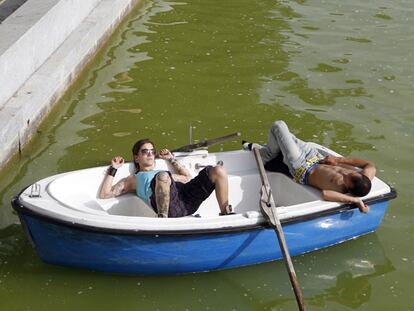 Jóvenes en las barcas del Retiro