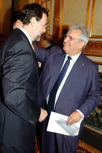 Mariano Rajoy con Enrique Múgica, en el Congreso en 2005.