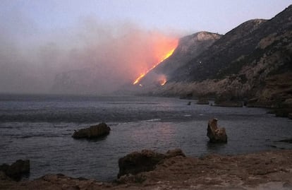 A las 16.00 del jueves fue declarado un incendio en una zona cercana al Montgó y horas más tarde las llamas alcanzaban zonas de playa. Algunas personas fueron rescatadas por las lanchas del servicio de emergencias.