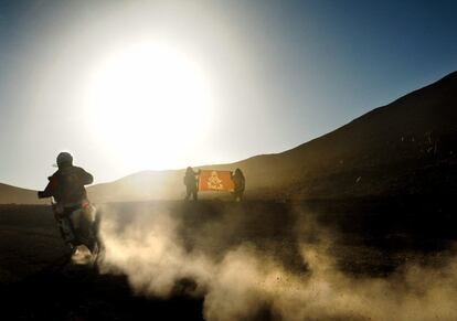 El piloto español, Jordi Vilaloms, atravesando el desierto de Atacama en la región de Antofagasta en Calama (Chile).