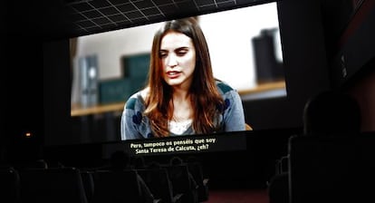 Imágenes del filme 'Seis puntos sobre Emma' adaptado para personas con problemas audiovisuales, en la demostración en el cine Lys.