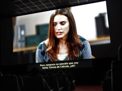 Im&aacute;genes del filme &#039;Seis puntos sobre Emma&#039; adaptado para personas con problemas audiovisuales, en la demostraci&oacute;n en el cine Lys. 