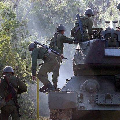 Soldados cubanos participan en maniobras militares en La Habana ayer.