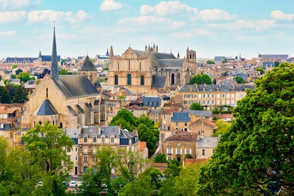 Panorámica de la ciudad de Poitiers, capital del departamento de Vienne (Francia).