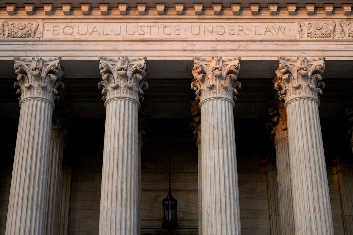 El Supremo de Estados Unidos facilita las demandas por discriminación de blancos y heterosexuales