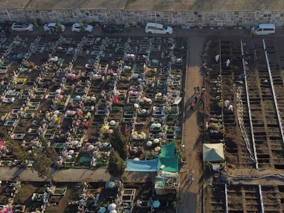 Vista aérea de un patio de tumbas situado en un cementerio de Santiago de Chile.