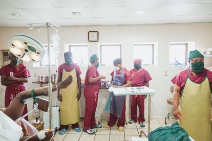 El doctor Justin y su equipo durante una operación de fíbula obstétrica en el hospital Heal Africa.